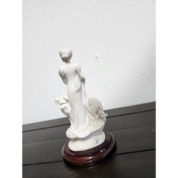 1993 Giuseppi Armani Figurine Woman with Dogs Wooden Base Signed Made in Italy5" - Picture 6 of 9